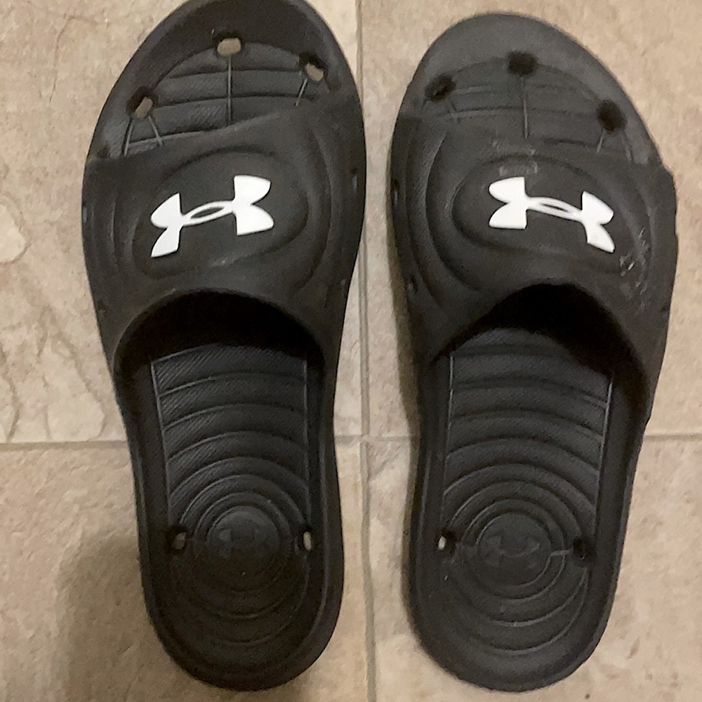 Under armour big kid (boy) slides, size 6/7